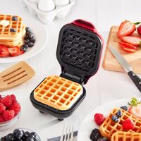 Rise by Dash ミニワッフルメーカー レッド ( RMW001GBRR06) / WAFFLE MAKR MINI SQU RED