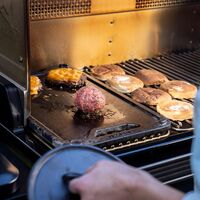 Traeger 鋳鉄製グリドル (BAC609)