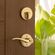 Kwikset Sedona レバー&シングルシリンダーデッドボルト サテンブラス (99910-074)