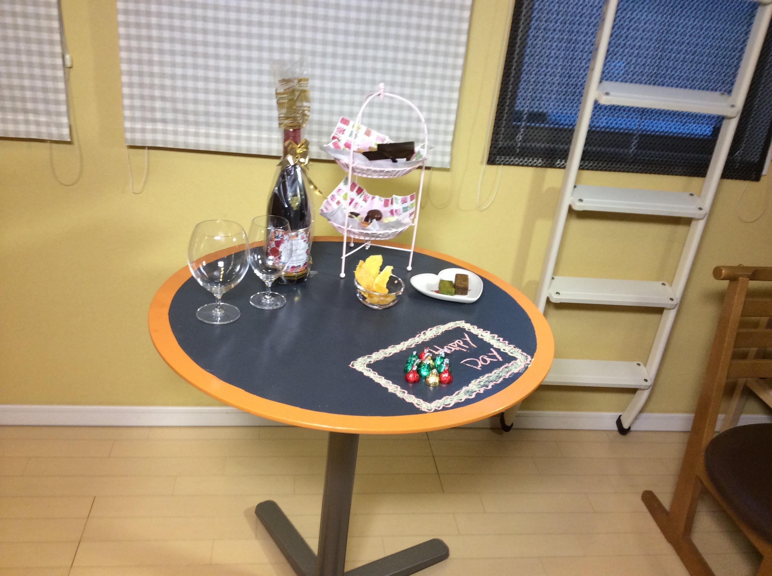 チョークボードテーブル、山田芳照　：チョークボードテーブルデザイン、DIY技術監修、DIY講師