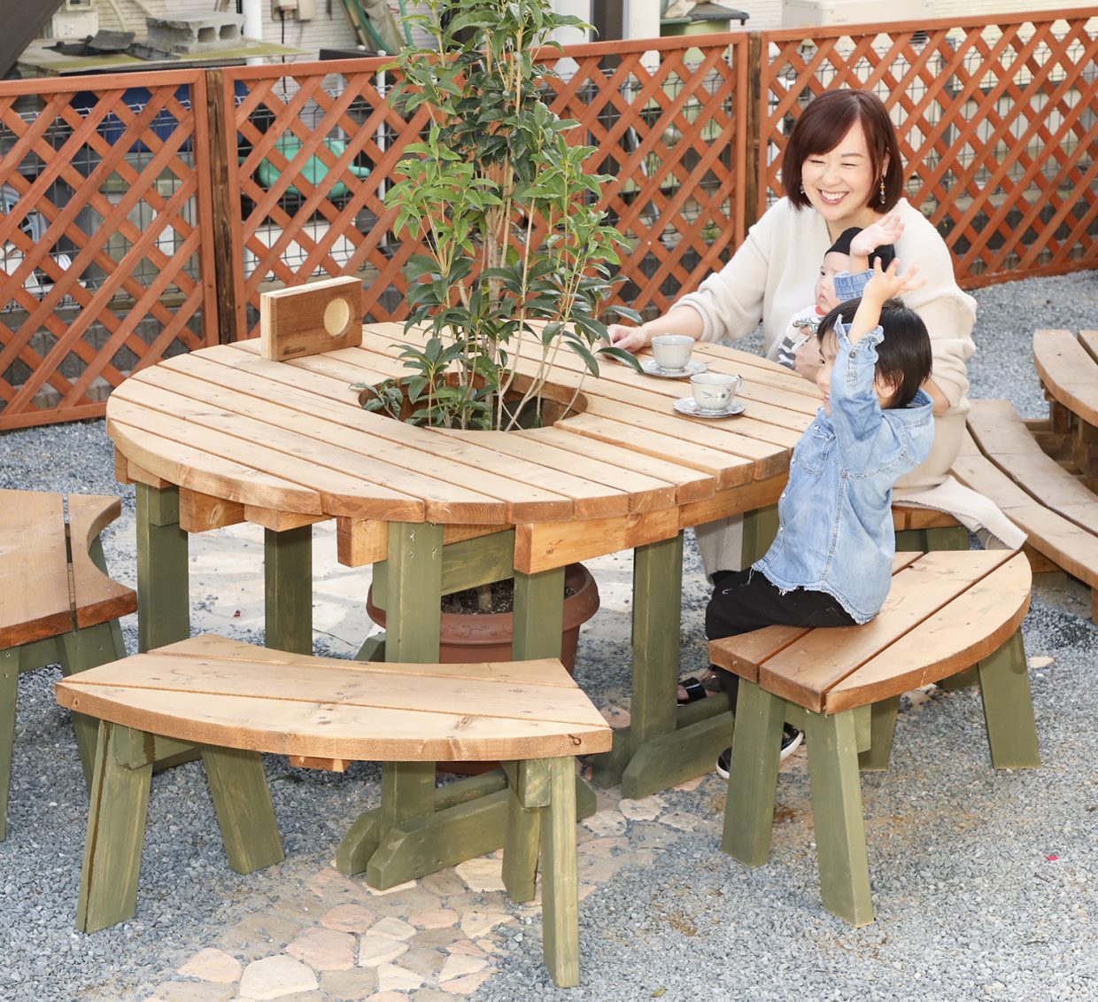ガーデンテーブル、山田芳照　：ガーデンテーブルデザイン、DIY技術監修、DIY講師