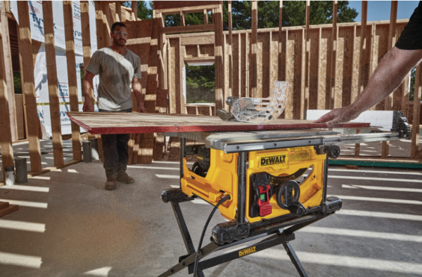 DeWalt コンパクトテーブルソー 8-1/4インチ