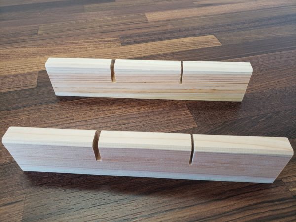木材屋さんが作ったアクリル板用桧スタンド