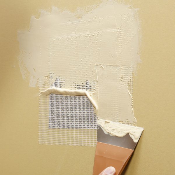 壁穴を壁穴補修プレートで補修する方法