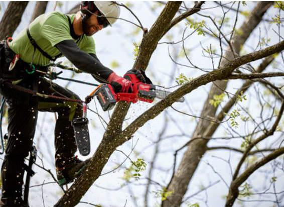 Milwaukee M18 Fuel バッテリー式チェーンソー