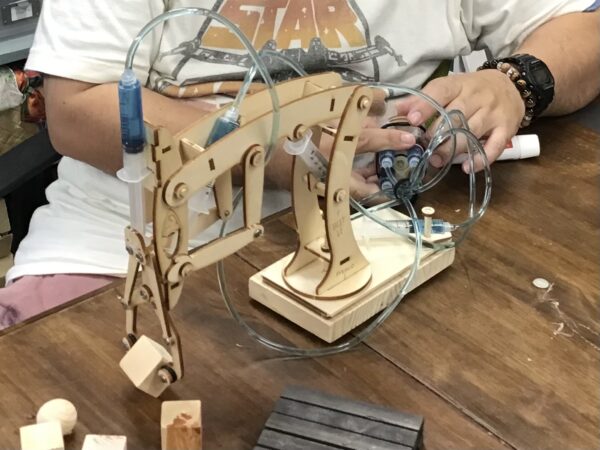 DIY工房対面講座　水圧で動くアームロボット作り