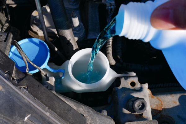 水道水はNG!ウォッシャー液の 正しい補充方法