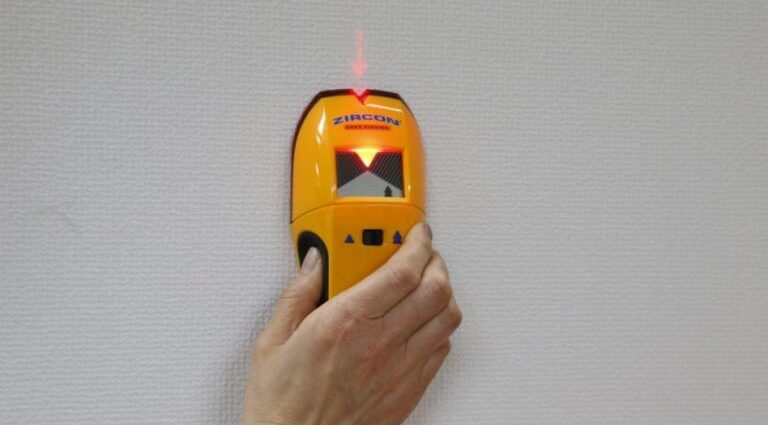 壁裏探知機は壁裏に隠れた柱や間柱の位置を特定