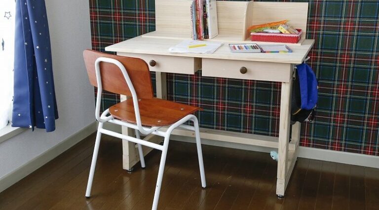 シンプルで長く使える 勉強机をDIY