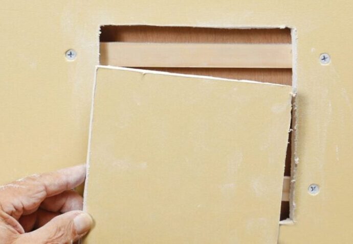 大きな壁穴を石膏ボードで補修する方法