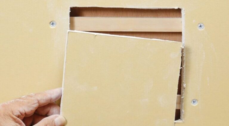 大きな壁穴を石膏ボードで補修する方法