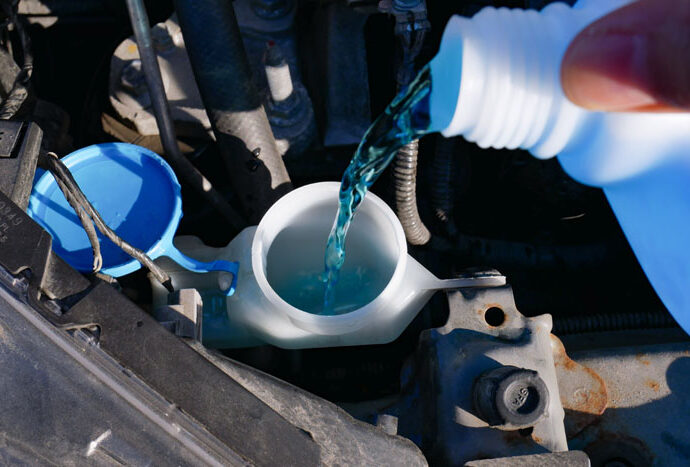 水道水はNG！ウォッシャー液の 正しい補充方法