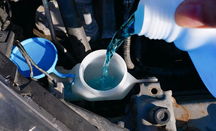 水道水はNG！ウォッシャー液の 正しい補充方法