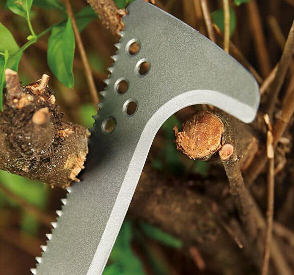 伸びた木々の剪定におすすめ　Fiskars ビルフック鋸ナタ