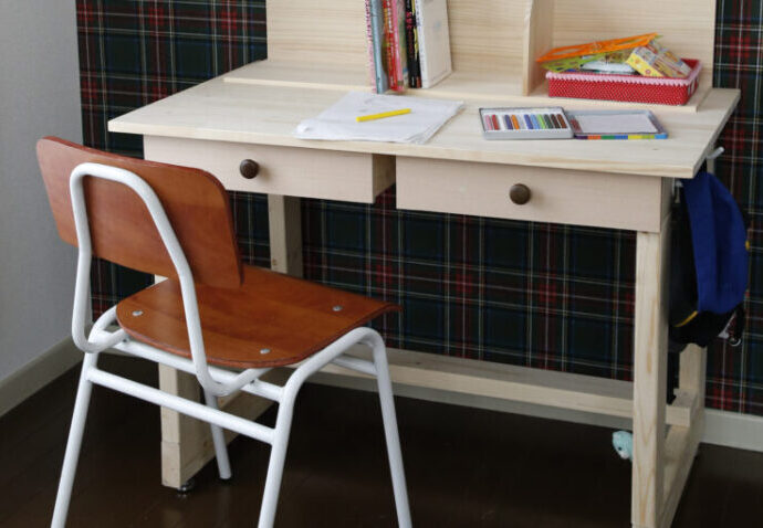 シンプルで長く使える 勉強机をDIY