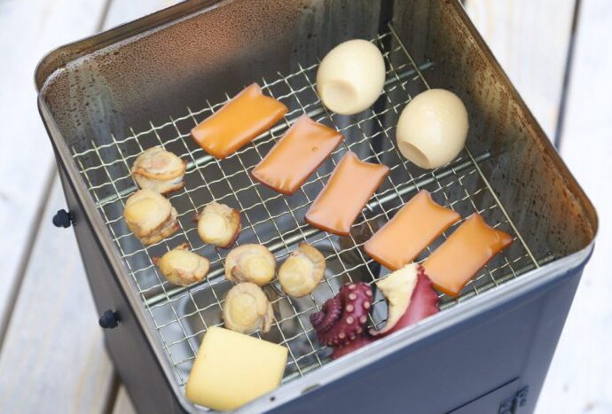 手軽に燻製を楽しめる一斗缶スモーカーの作り方