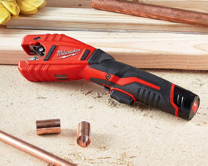 狭い場所でもCUT Milwaukee M12 電動銅管カッター