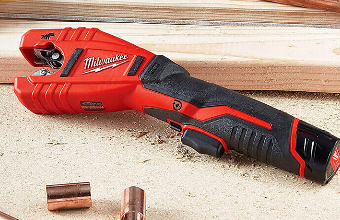 狭い場所でもCUT Milwaukee M12 電動銅管カッター