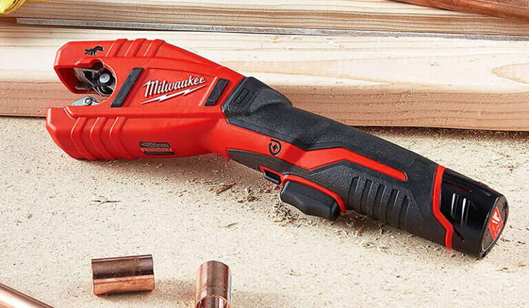 狭い場所でもCUT Milwaukee M12 電動銅管カッター