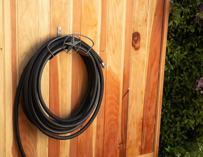 大きなループで巻く Yard Butler 壁取付ホースハンガー スター