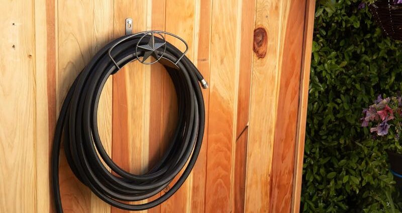 大きなループで巻く Yard Butler 壁取付ホースハンガー スター