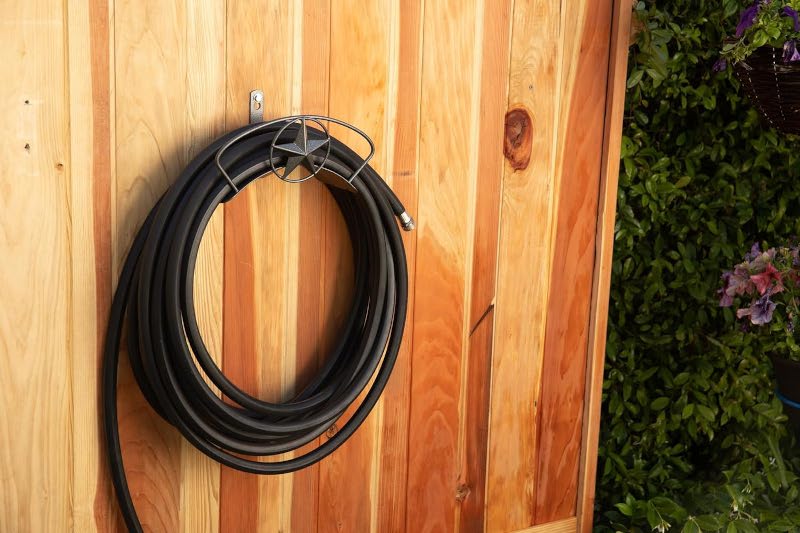 大きなループで巻く Yard Butler 壁取付ホースハンガー スター