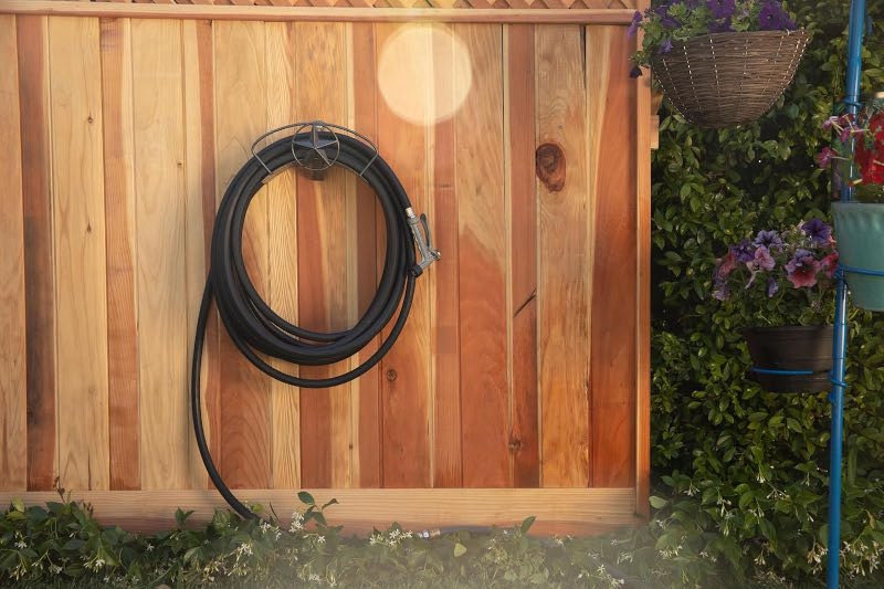 大きなループで巻く Yard Butler 壁取付ホースハンガー スター