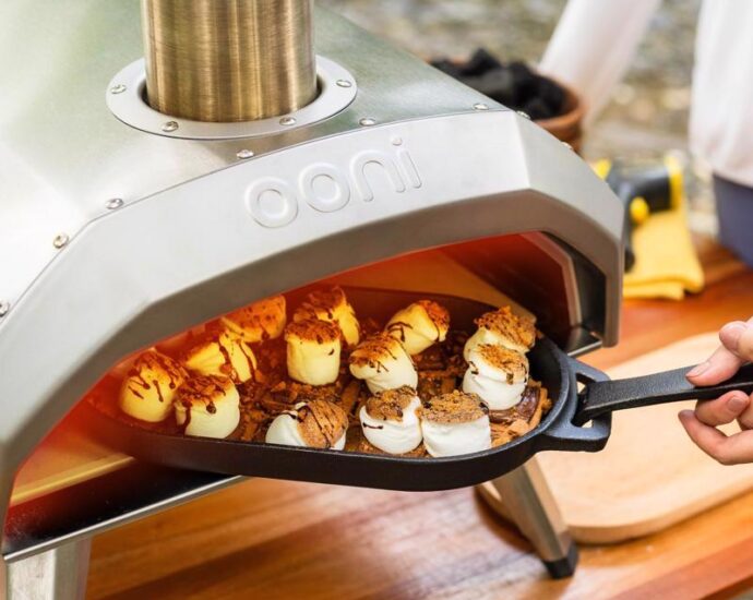 Ooni Karu 12 チャコール＆ウッドチャンク式屋外用ピザオーブン