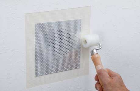 補修シートで壁にあいた大きい穴を補修する