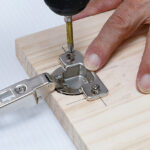 開き扉をスライド丁番で取りつける方法