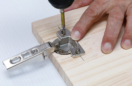 開き扉をスライド丁番で取りつける方法