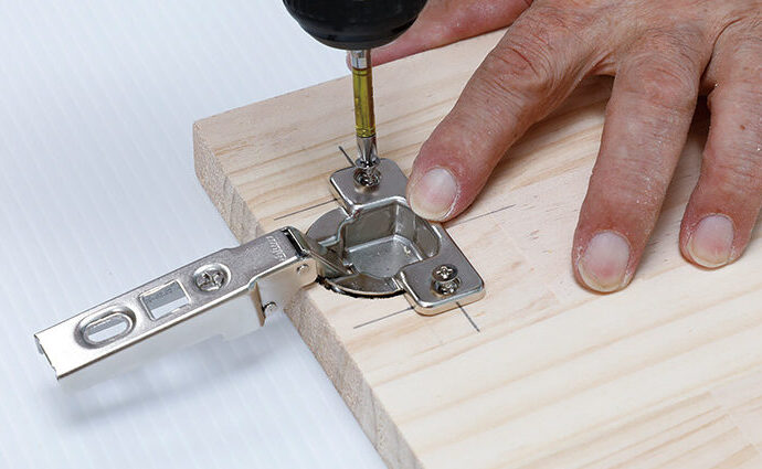 開き扉をスライド丁番で取りつける方法