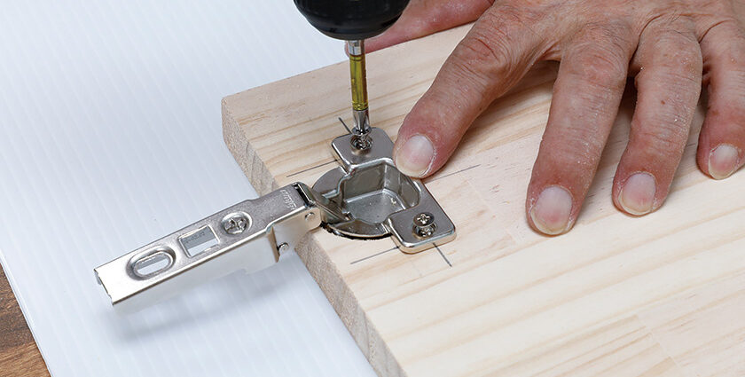 開き扉をスライド丁番で取りつける方法