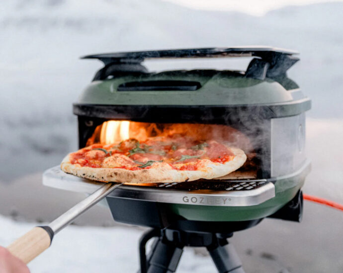 世界で最もポータブルな Gozney Tread 屋外用ピザオーブン