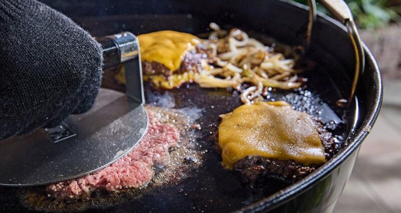 薄くカリっとしたハンバーガー Weber バーガープレス (3400846)
