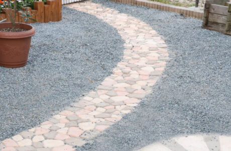 おしゃれな小道に様変わり ジョイントレンガアプローチ