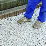 敷地内に侵入する不審者対策に有効な防犯砂利