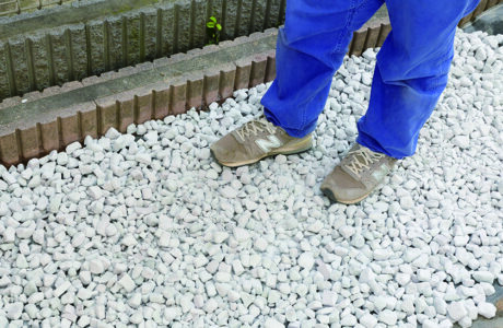 敷地内に侵入する不審者対策に有効な防犯砂利