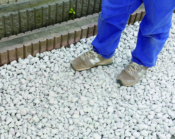 敷地内に侵入する不審者対策に有効な防犯砂利