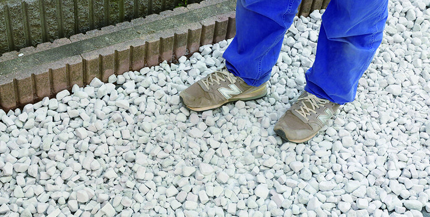 敷地内に侵入する不審者対策に有効な防犯砂利