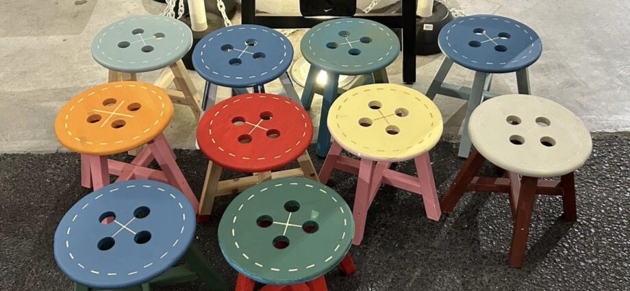 チャーミングな一脚 ボタン椅子　デザイン制作担当、DIYプロダクション主宰　山田芳照、yamada yoshiteru