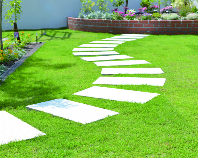 見た目に美しく花壇の花とも相性抜群 芝の張り方