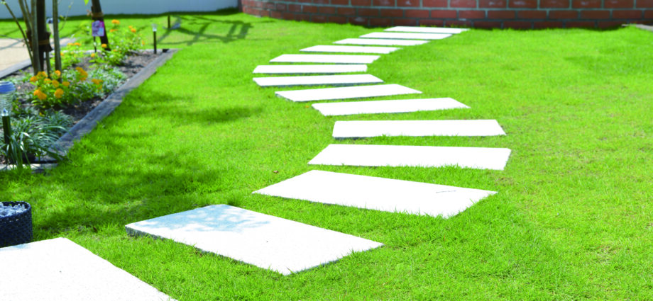 見た目に美しく花壇の花とも相性抜群　芝の張り方