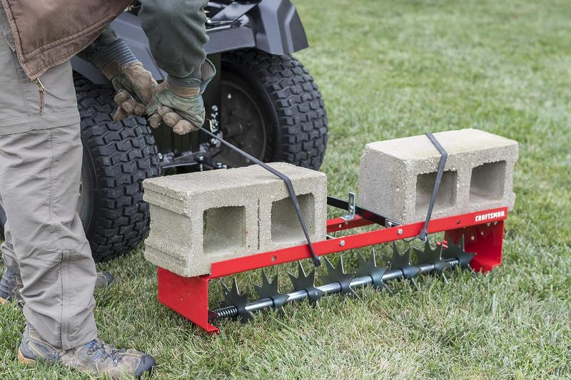 芝生に空気を入れる Craftsman スパイクエアレーター