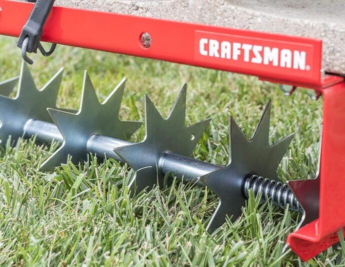 芝生に空気を入れる Craftsman スパイクエアレーター