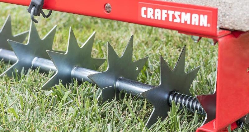 芝生に空気を入れる Craftsman スパイクエアレーター