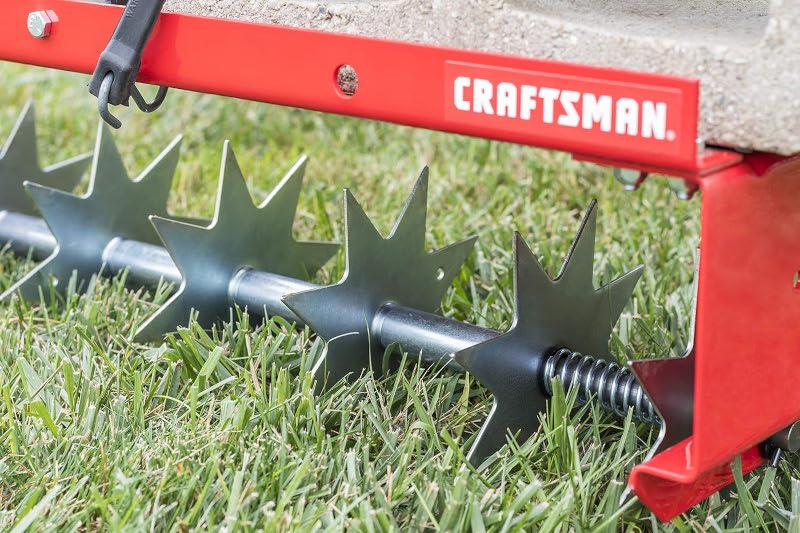 芝生に空気を入れる Craftsman スパイクエアレーター