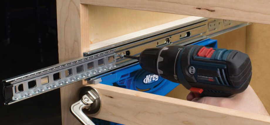 Kreg ドロワースライドジグは、引き出しレール（スライド）を正確・簡単・スピーディーに取り付けるための専用治具です。左右のズレや高さ調整の手間を大幅に減らし、DIY初心者からプロの木工職人まで、安定した仕上がりを実現します。キャビネットや収納家具の引き出し取り付け作業を、一人でも正確に行える設計です。 特長 引き出しスライドを正確な位置に固定できる専用ジグ 上下スライダー付きで高さ調整が簡単 左右対称設計で右・左どちらの引き出しにも対応 両手が空くため、一人作業でも効率的 耐久性に優れたナイロン製