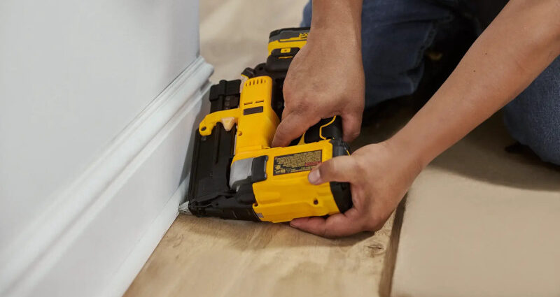 DeWalt 20V MAX コンパクトピンネイラー 本体のみ (DCN623B)
