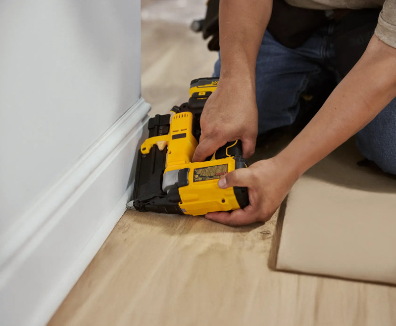 DeWalt 20V MAX コンパクトピンネイラー 本体のみ (DCN623B)